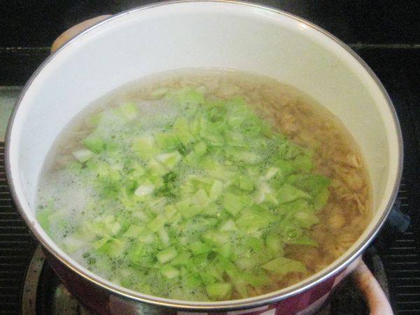 Steps for Making Egg and Cabbage Oatmeal Porridge