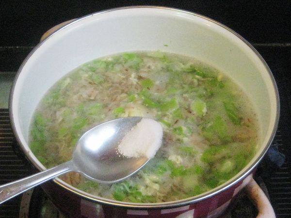 Steps for Making Egg and Cabbage Oatmeal Porridge