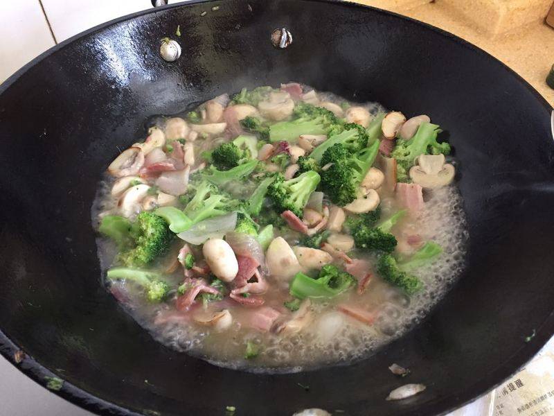 Steps to Make Creamy Mushroom Bacon Pasta