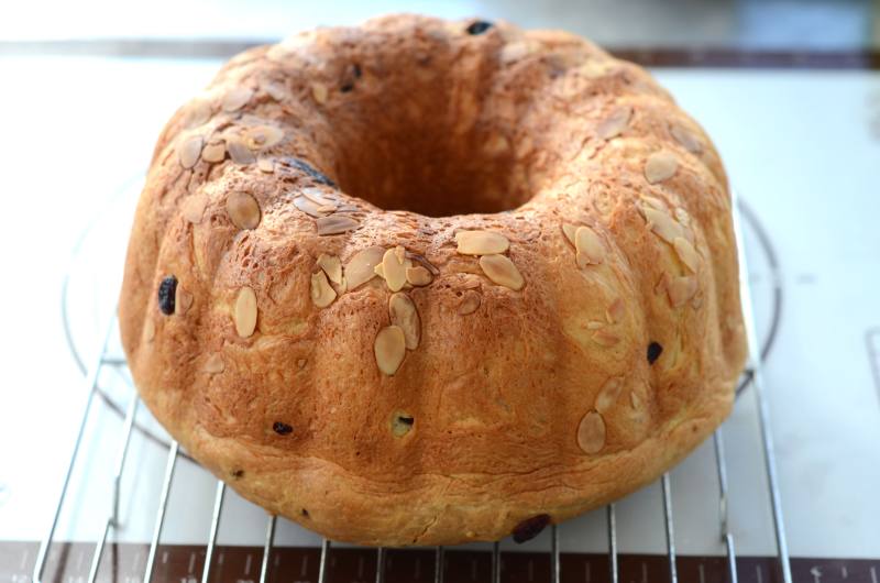 Steps for Making Guguhof Bread