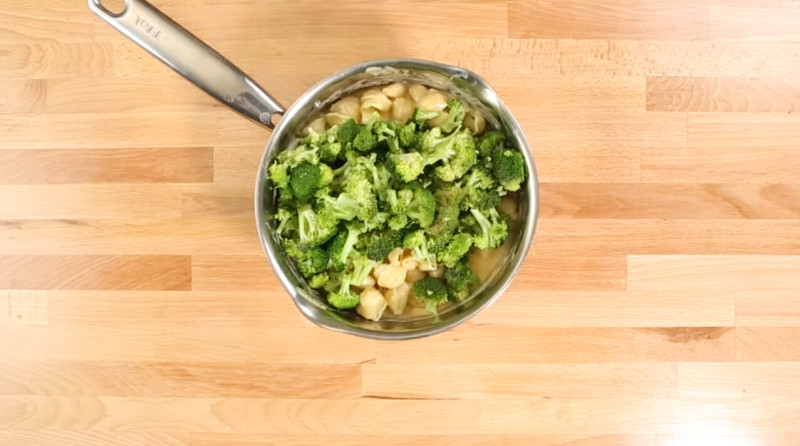 Steps for Making Broccoli Chicken Pasta in Cheese Sauce