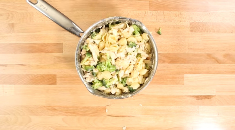 Steps for Making Broccoli Chicken Pasta in Cheese Sauce