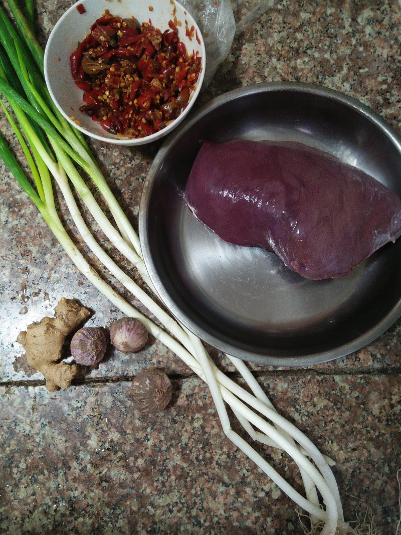 Steps for Cooking Pork Liver Stir-Fried with Scallions