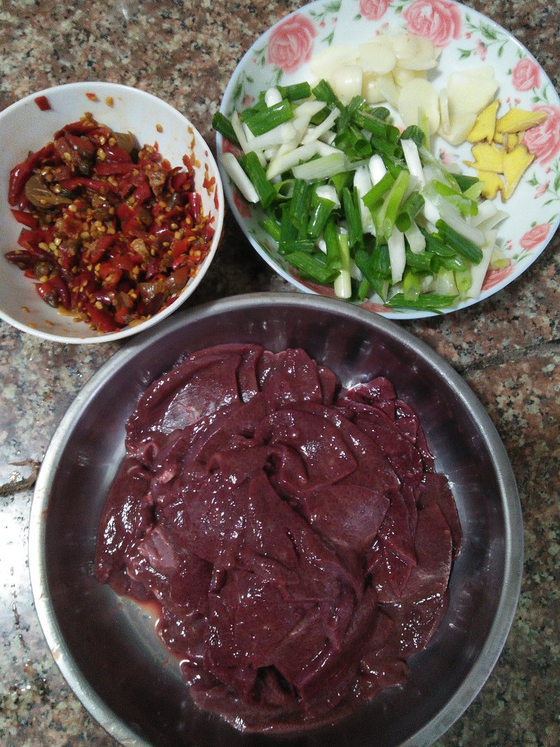 Steps for Cooking Pork Liver Stir-Fried with Scallions