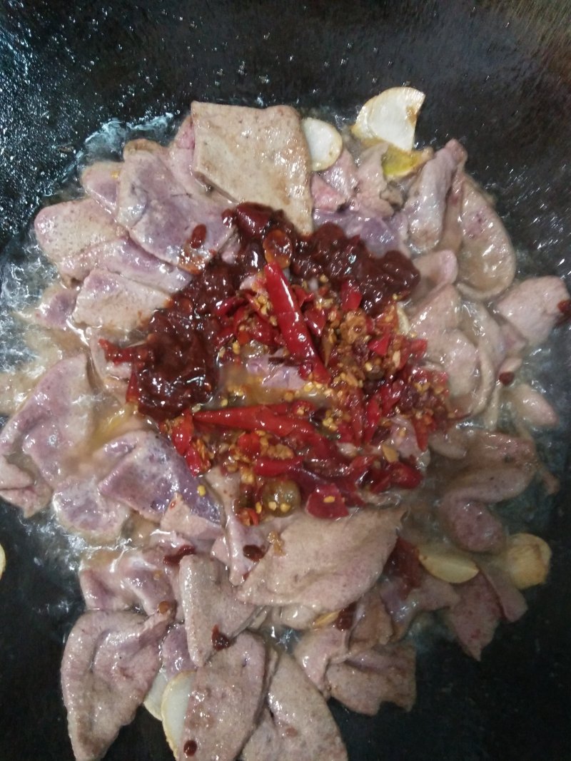 Steps for Cooking Pork Liver Stir-Fried with Scallions