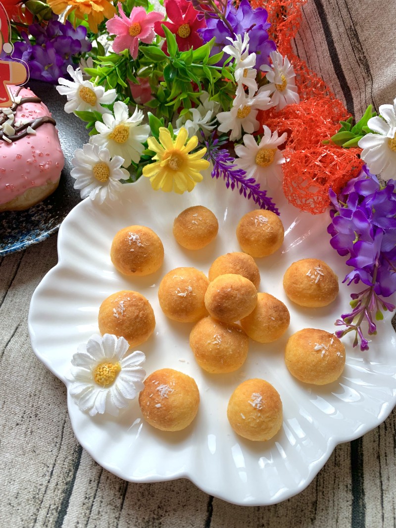 Coconut Flake Pastry Balls