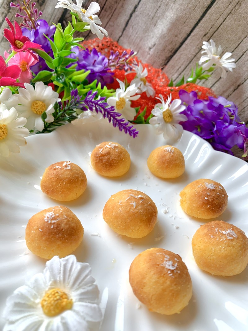 Coconut Flake Pastry Balls