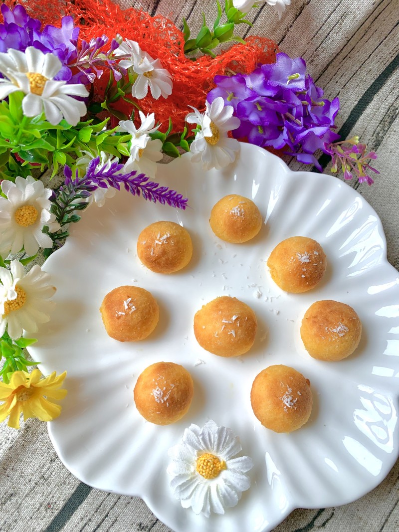 Coconut Flake Pastry Balls