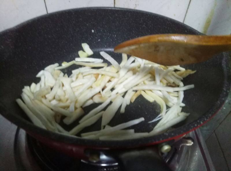 Steps for Cooking Hand-Torn Oyster Mushroom