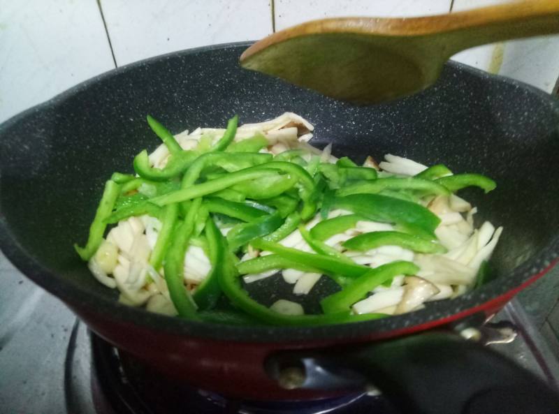 Steps for Cooking Hand-Torn Oyster Mushroom