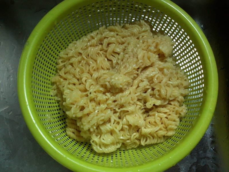 Steps for Making Three Shreds Stir-Fried Instant Noodles