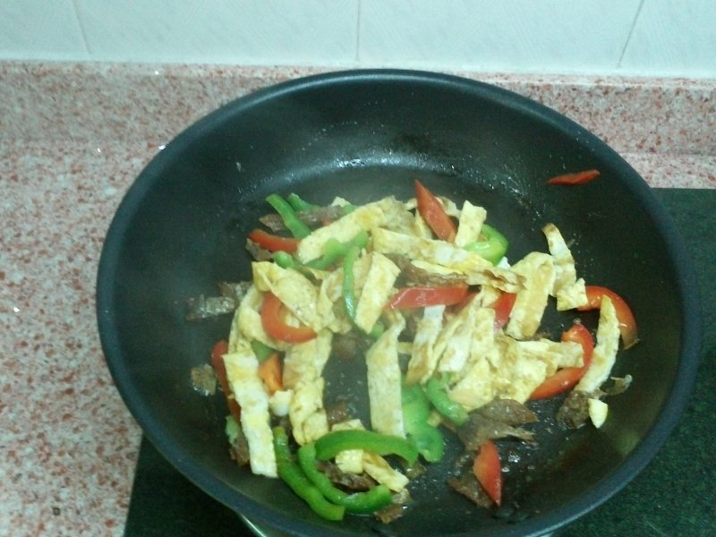 Steps for Making Three Shreds Stir-Fried Instant Noodles