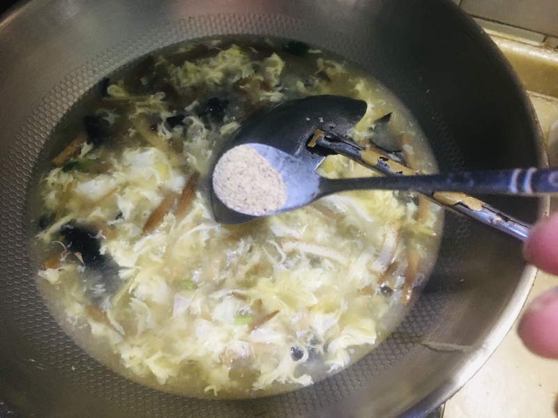 Steps for Making Sour and Spicy Egg Drop Soup