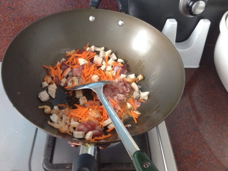 Steps for Sautéed Sweet Potato Noodles (Fen Qian)