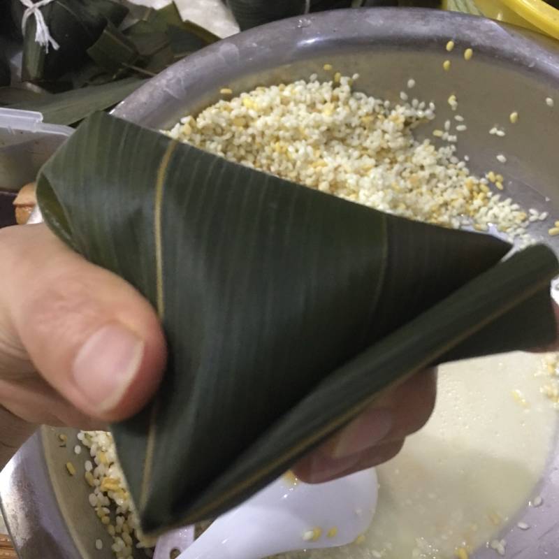 Steps for Making Savory Zongzi