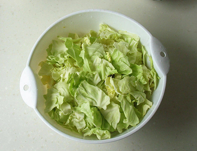 Steps for Making Hand-Torn Cabbage