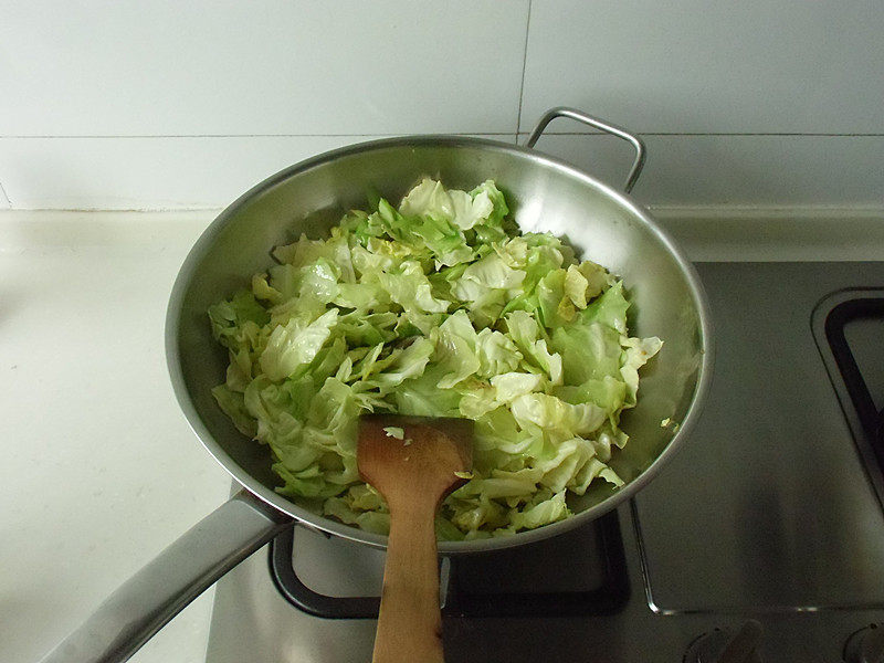 Steps for Making Hand-Torn Cabbage