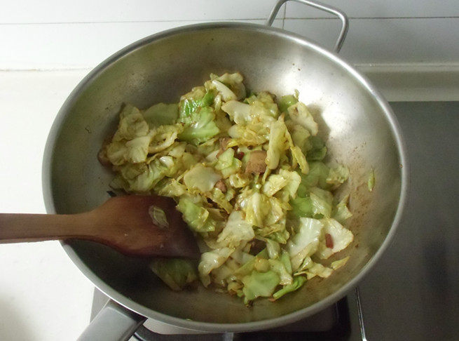 Steps for Making Hand-Torn Cabbage