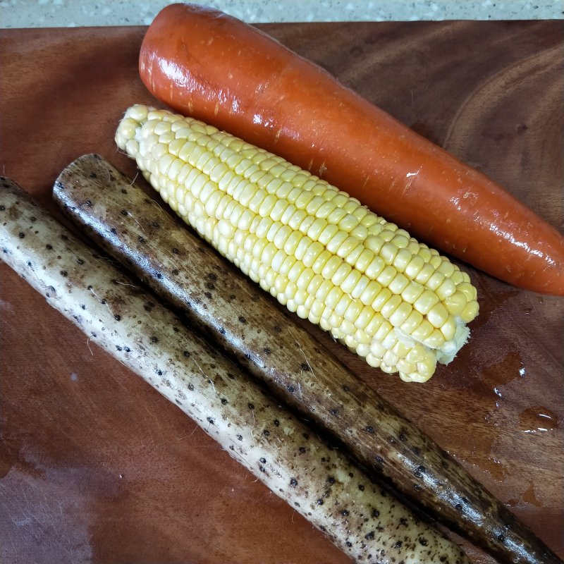 Steps to Make Yam, Corn, Carrot, and Pork Bone Soup