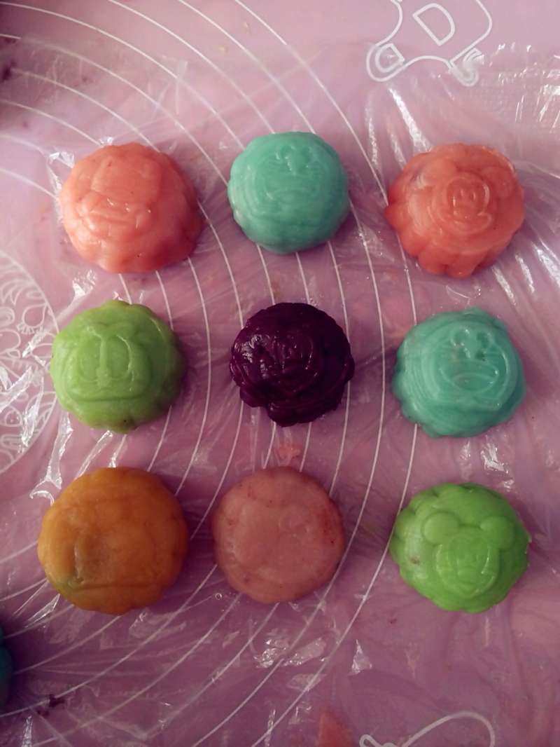 Steps for Making Colorful Ice Skin Mooncakes