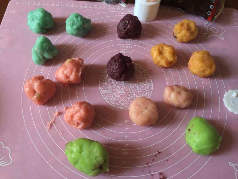 Steps for Making Colorful Ice Skin Mooncakes