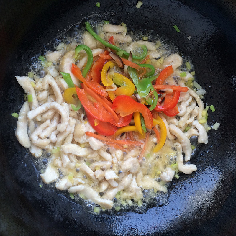 Detailed Steps for Cooking Colorful Stir-Fried Chicken Strips