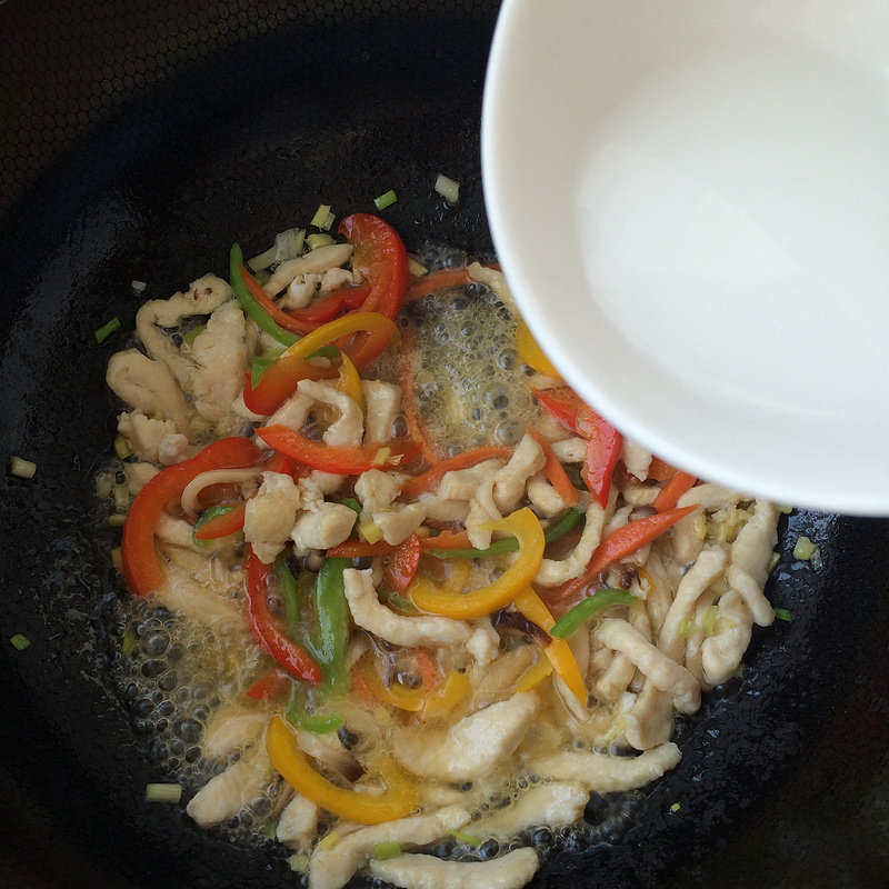 Detailed Steps for Cooking Colorful Stir-Fried Chicken Strips