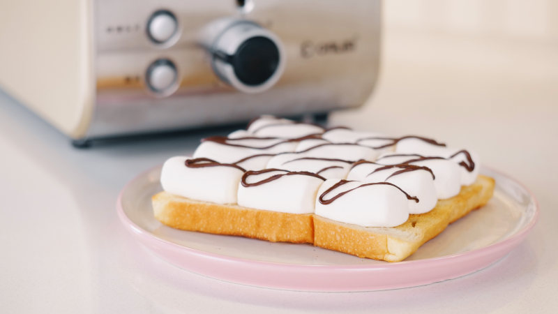 Cotton Candy Toast with a Stringy Effect, a New Breakfast Idea!