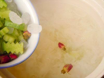 Steps for making Rose and Tremella Soup