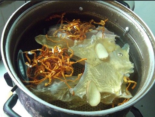 Steps for Making 【Cantonese Cuisine】Fish Maw, Cordyceps Flower, and Shark Fin Soup