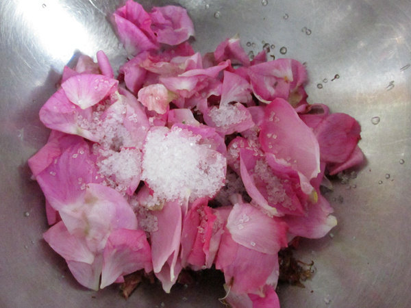 Step-by-Step Instructions for Making Rose Fresh Flower Cake