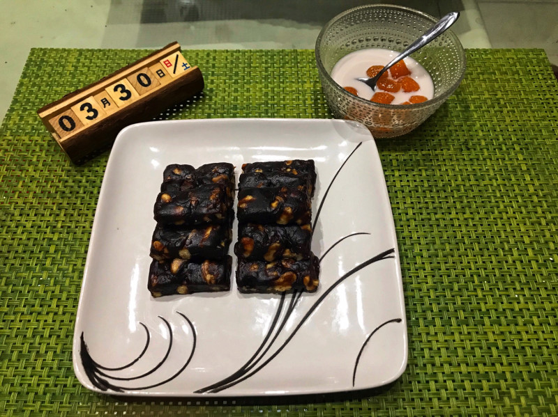 Date and Walnut Cake with Chinese Jujube