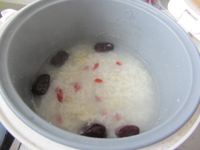 Steps to Cook Goji Lily Glutinous Rice Porridge