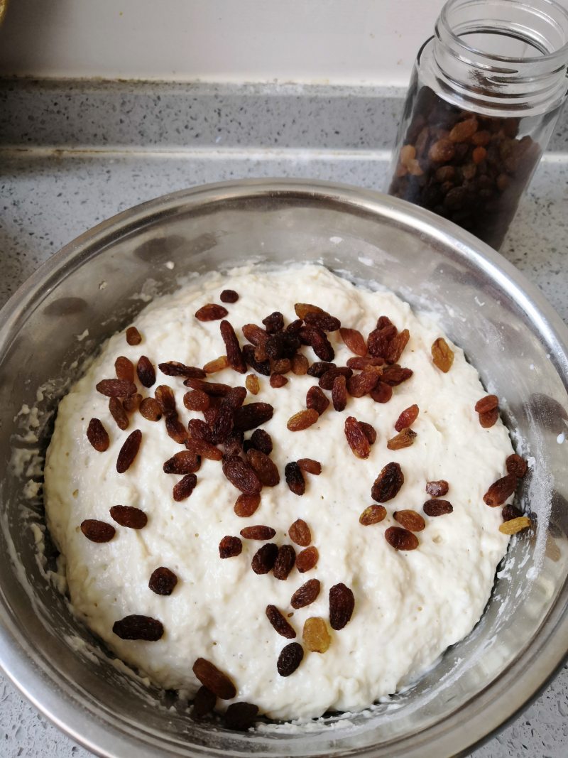 Step-by-Step Cooking Instructions for Milk and Raisin Steamed Cake