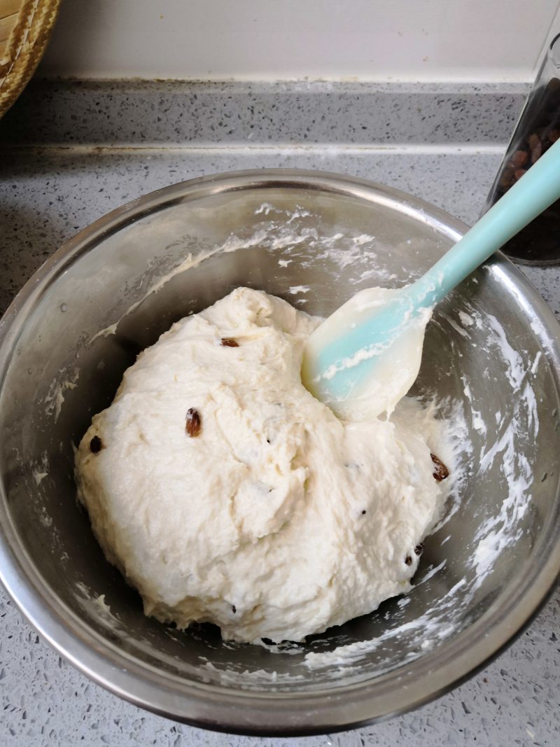 Step-by-Step Cooking Instructions for Milk and Raisin Steamed Cake