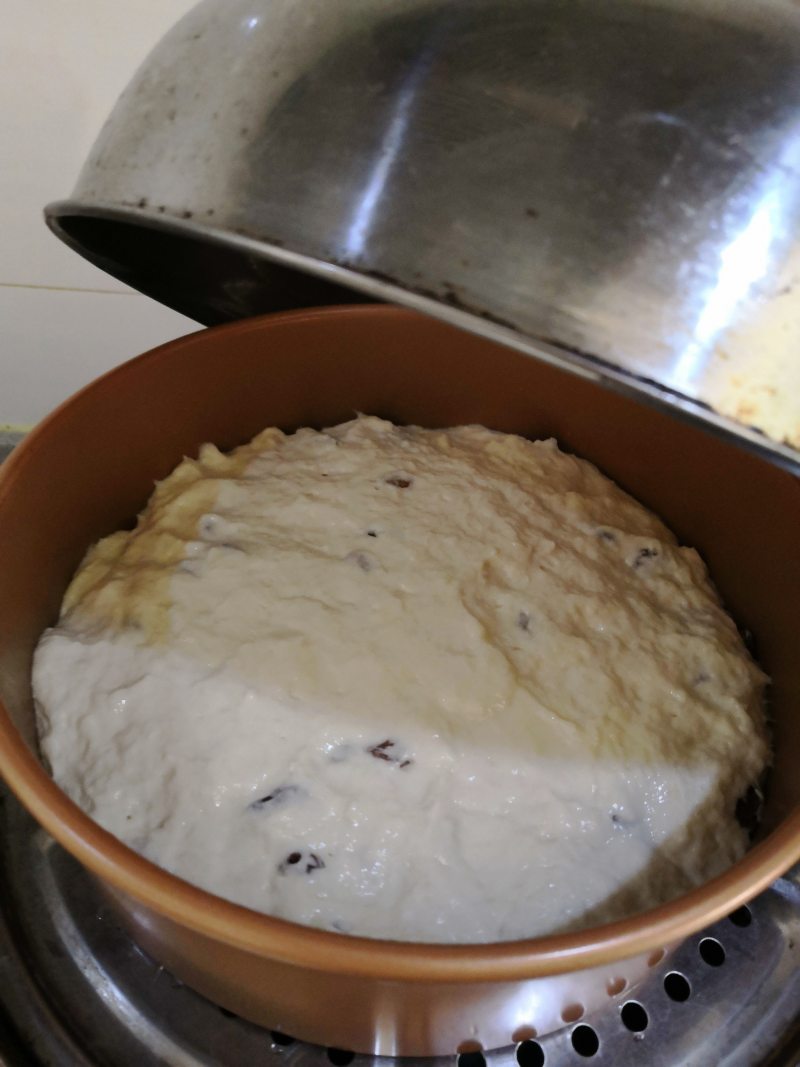 Step-by-Step Cooking Instructions for Milk and Raisin Steamed Cake