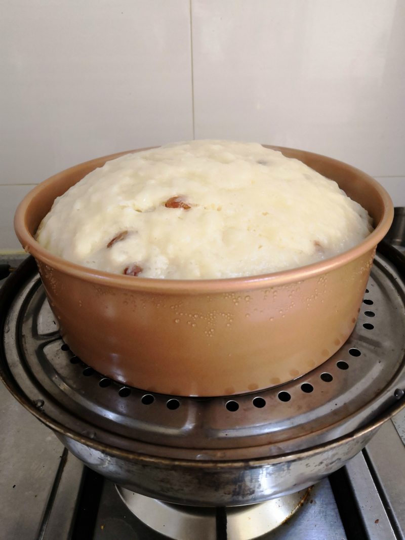 Step-by-Step Cooking Instructions for Milk and Raisin Steamed Cake