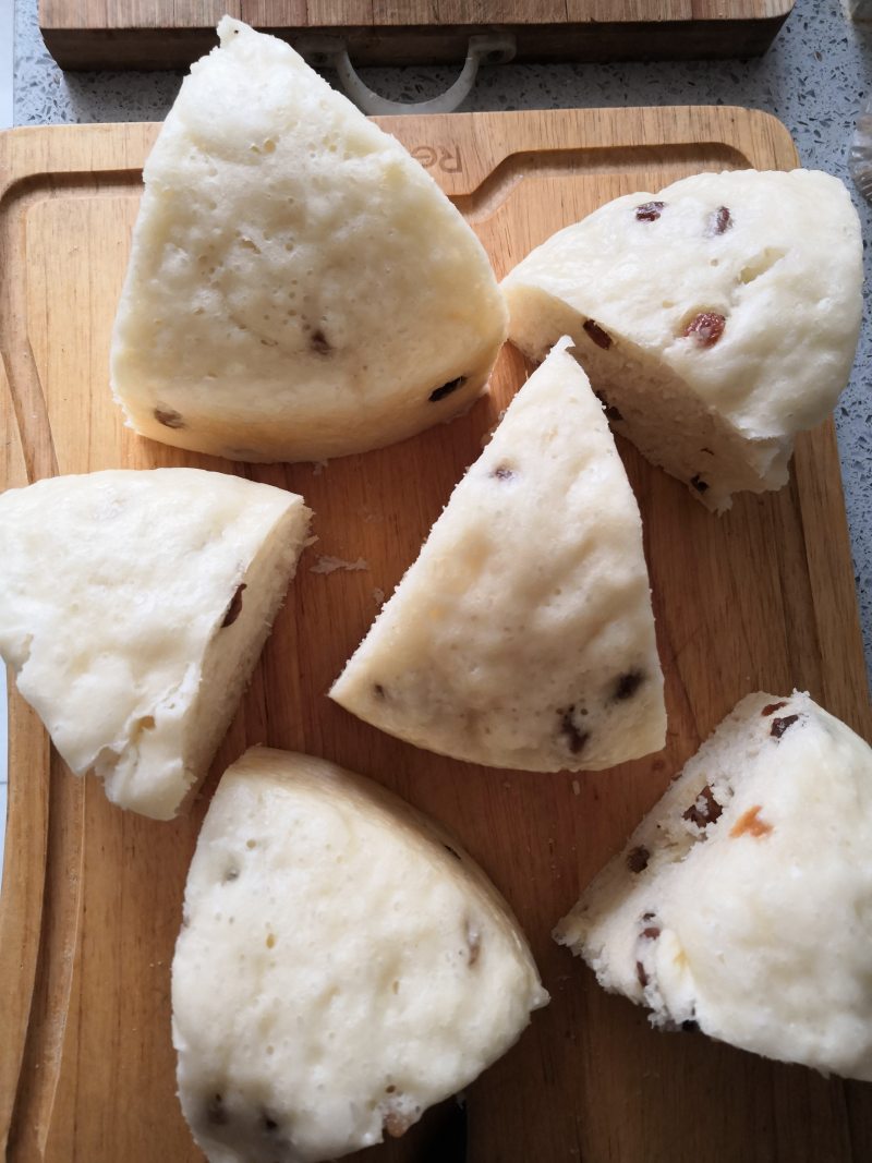 Step-by-Step Cooking Instructions for Milk and Raisin Steamed Cake