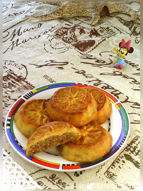 Cantonese Style Salted Egg Yolk Mooncake