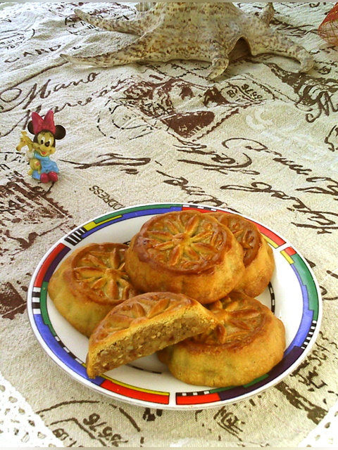 Cantonese Style Salted Egg Yolk Mooncake