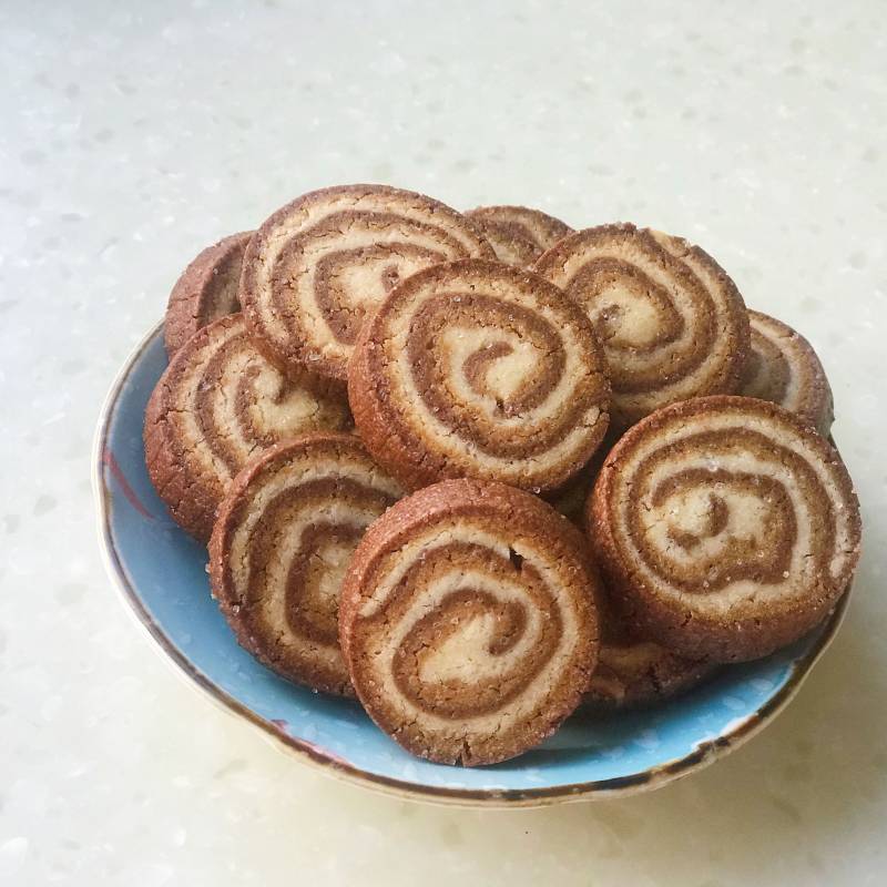 Steps for Making Three-color Spiral Cookies