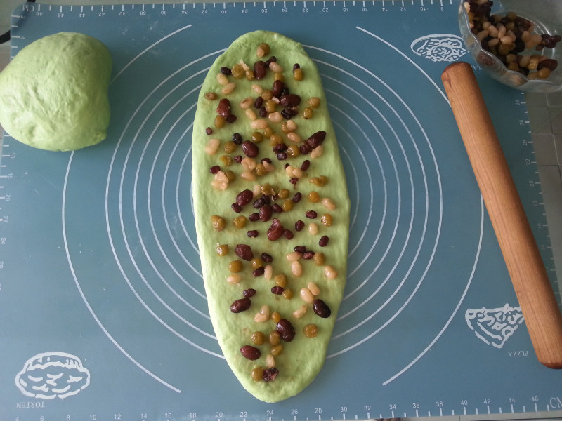 Step-by-Step Instructions for Pandan Honey Bean Bread (Tangzhong)