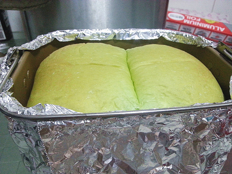 Step-by-Step Instructions for Pandan Honey Bean Bread (Tangzhong)