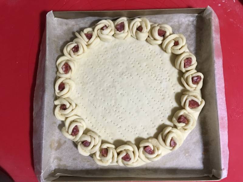 Step-by-step Instructions for Making Rose Sausage Pizza