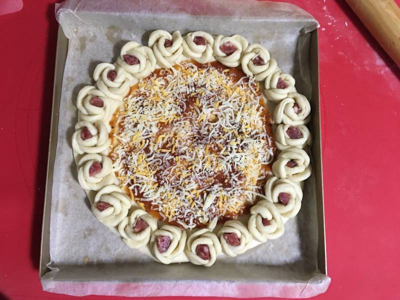 Step-by-step Instructions for Making Rose Sausage Pizza