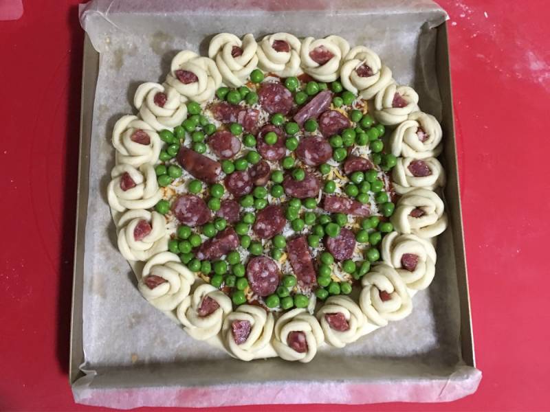 Step-by-step Instructions for Making Rose Sausage Pizza