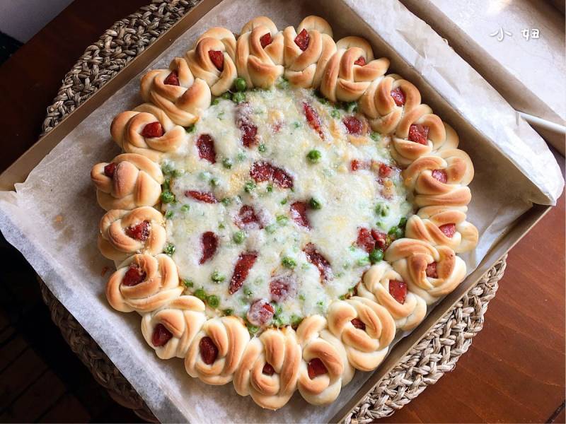 Step-by-step Instructions for Making Rose Sausage Pizza