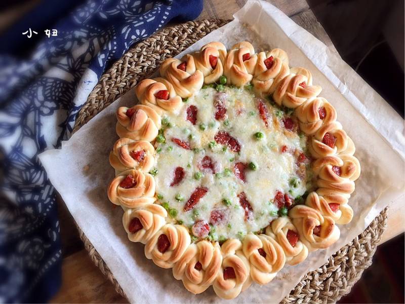 Step-by-step Instructions for Making Rose Sausage Pizza