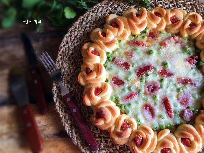 Step-by-step Instructions for Making Rose Sausage Pizza