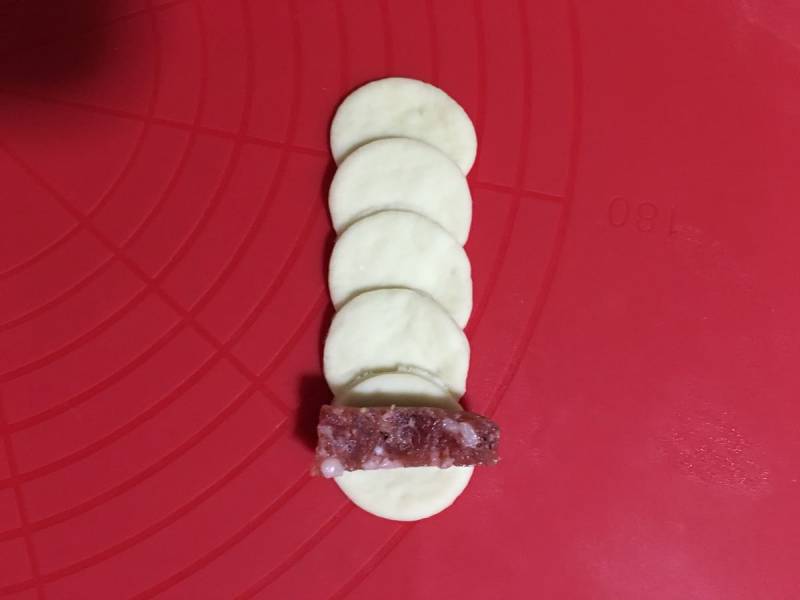 Step-by-step Instructions for Making Rose Sausage Pizza